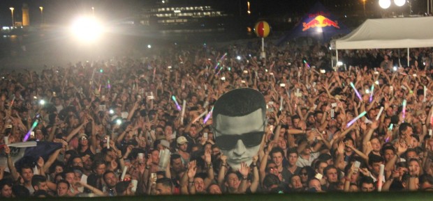 dj-snake-head-on-crowd